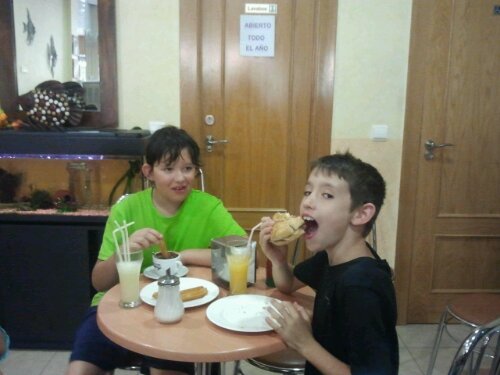 Churritos y hamburguesa. Diversidad en la clientela.